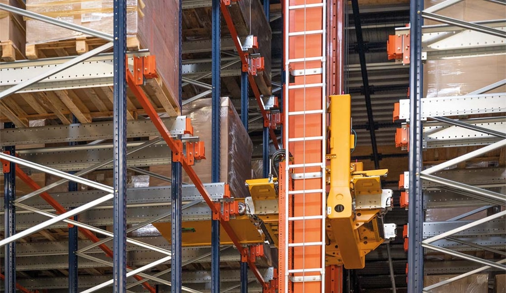 El sistema Pallet Shuttle automático emplea un carro motorizado que mueve las tarimas en el interior de los racks