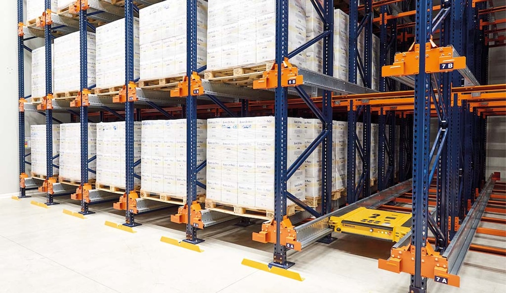 El sistema Pallet Shuttle semiautomático emplea un carro motorizado que mueve las tarimas en el interior de los racks