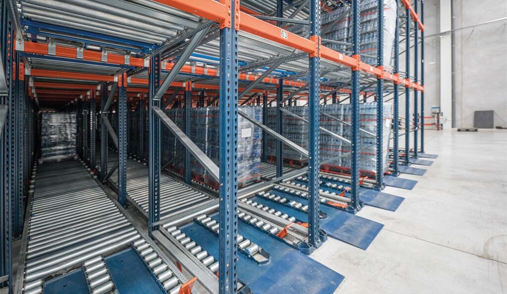 En los racks dinámicos las tarimas se desplazan por gravedad hasta el extremo opuesto