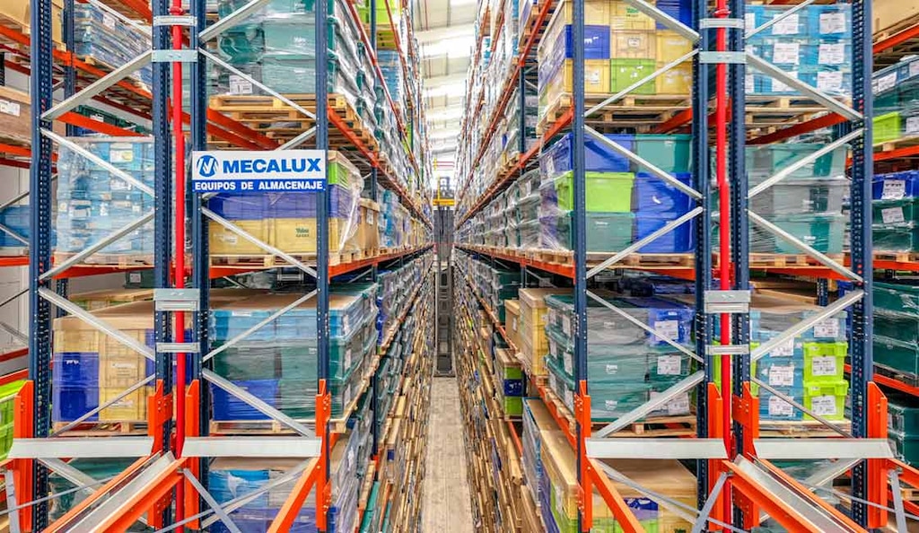 Los racks para tarimas de gran altura son una solución ideal para optimizar el espacio sin perder acceso directo