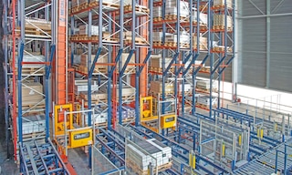 El almacenamiento de materiales permite a las compañías disponer de la mercancía necesaria para los procesos de producción