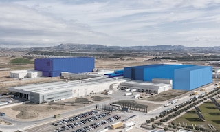 Un almacén industrial puede albergar casi toda una cadena productiva en su interior