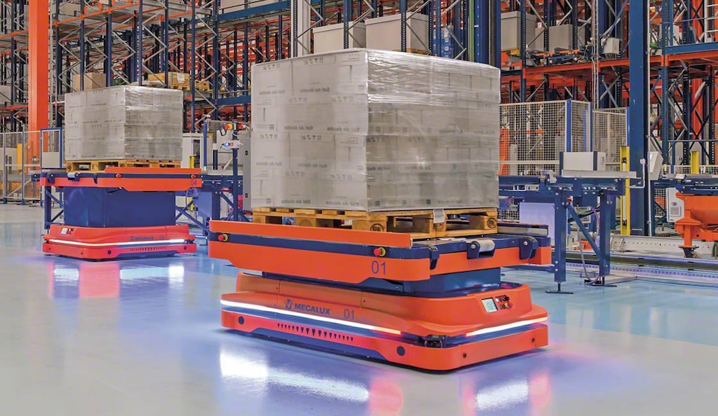 Algunos modelos de AMR de Mecalux incorporan baterías de litio y un sistema de carga inductiva