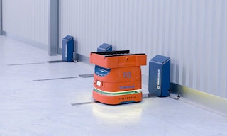 La carga inductiva transfiere energía a la batería desde una estación de carga