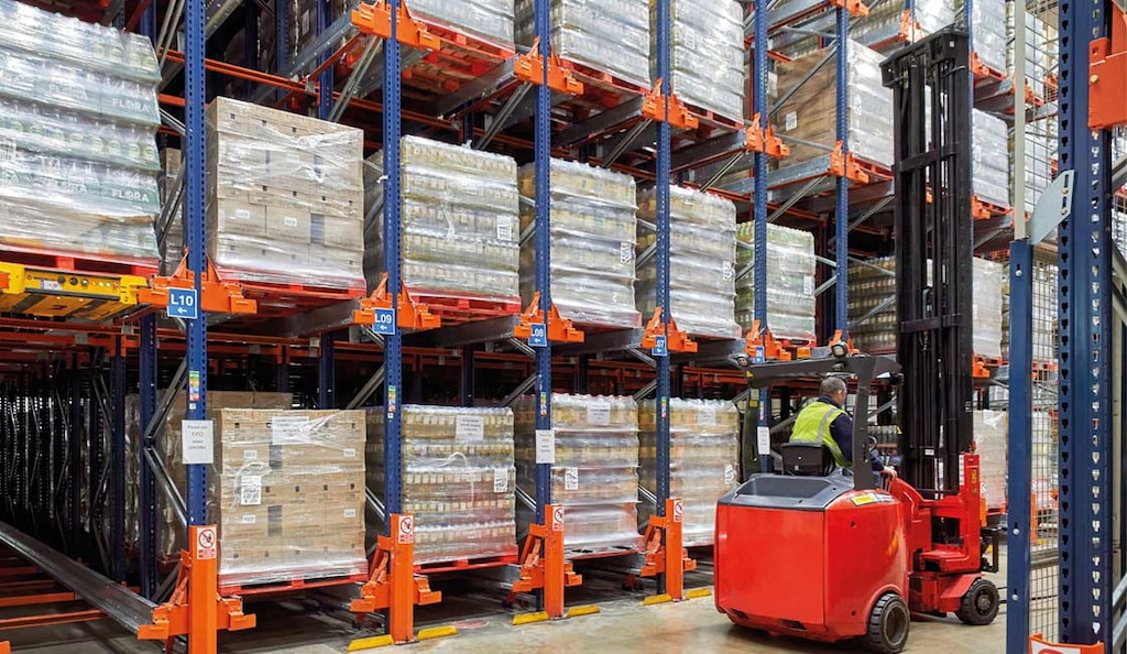 A medida que se incrementa la altura de elevación de la mercancía, la capacidad del montacargas disminuye