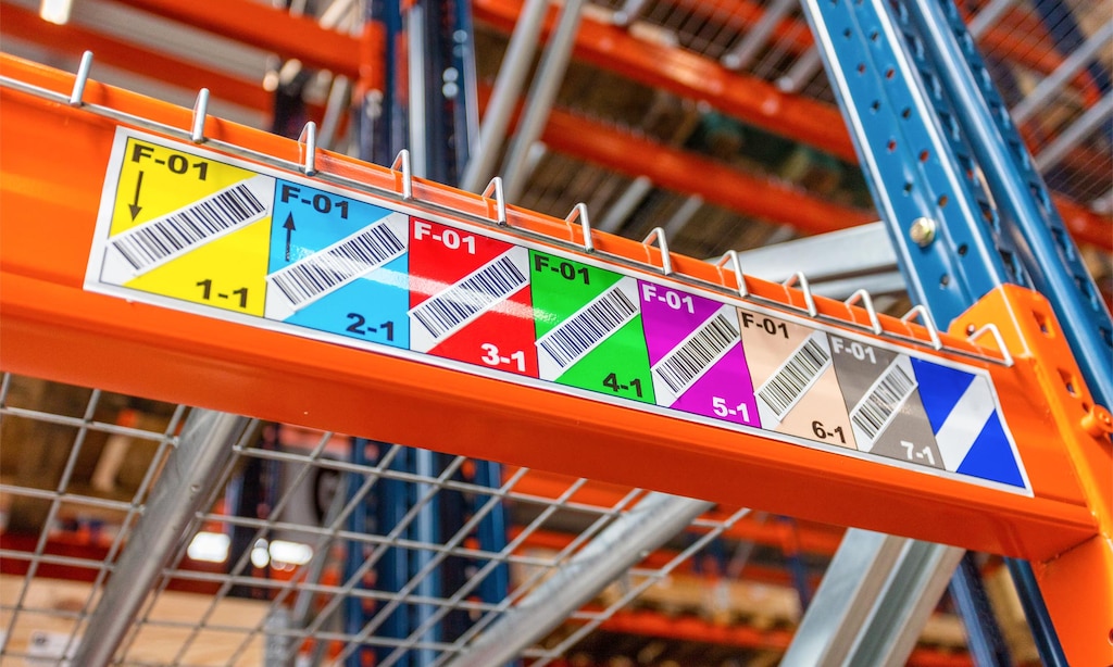 Etiquetas para racks en almacén: qué son y tipos - Mecalux.com.mx