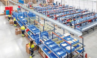 En un fulfillment center se empacan, preparan y envían pedidos a clientes finales