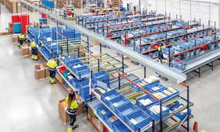 En un fulfillment center se empacan, preparan y envían pedidos a clientes finales