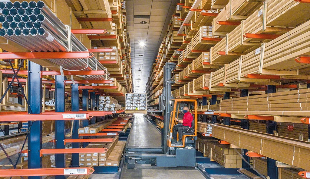 Los cantilever se componen de columnas sobre las que se adhieren brazos en voladizo para depositar mercancía voluminosa
