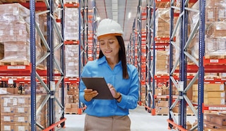 Un jefe de compras adquiere los bienes y materiales necesarios para la empresa