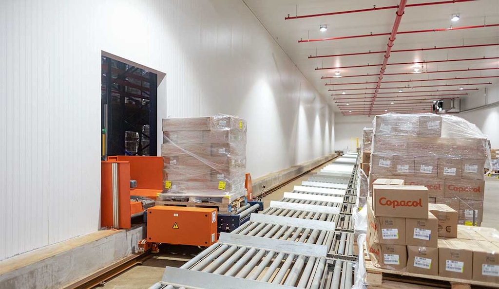 Las lanzaderas de entrada y salida permiten conectar dos zonas del almacén automáticamente