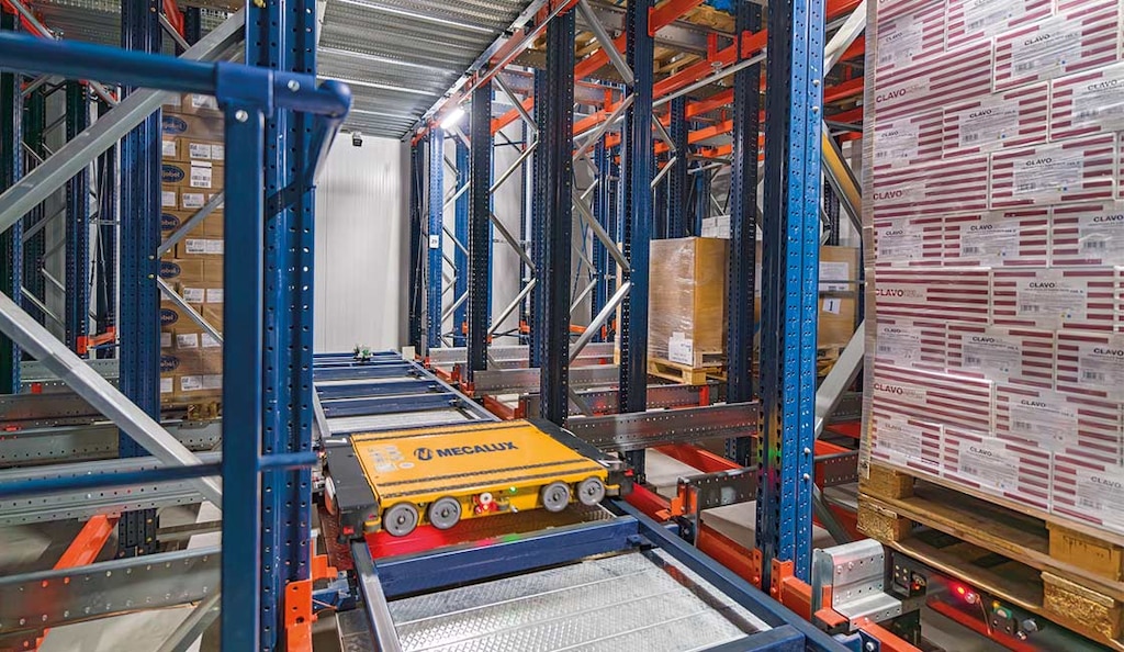 Las lanzaderas del Pallet Shuttle Automático 3D son ideales para grandes centros de distribución y almacenes con temperaturas bajo cero