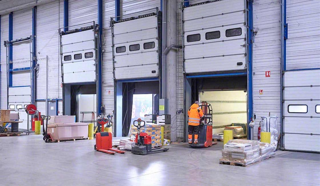 La logística de devoluciones incluye su recepción y tratamiento en el almacén