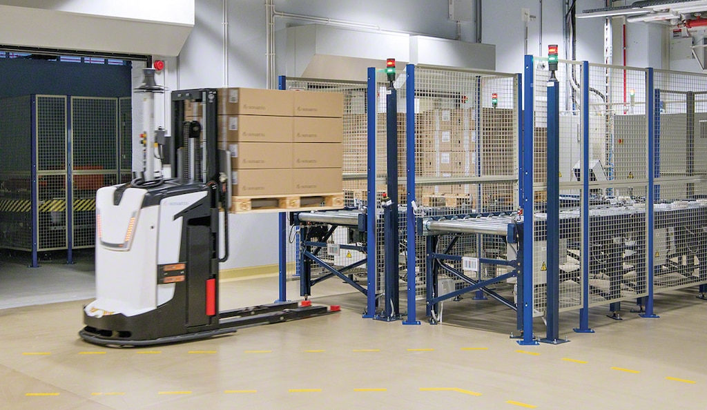 Vehículos AGV comunican el almacén y el centro de producción de Novartis con total autonomía