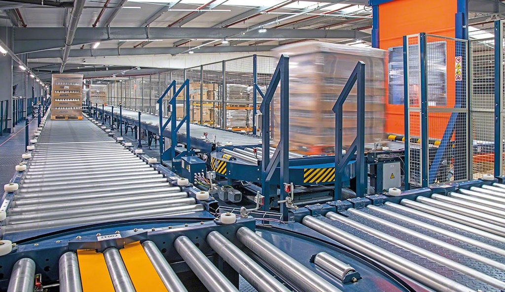 ALPLA ha dinamizado el transporte de mercancía entre producción y almacén con un circuito de transportadores