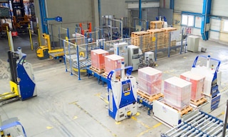 Montacargas automatizados: eficiencia en el transporte interno de mercancía