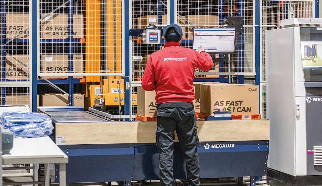 Un sistema de orquestación coordina software, elementos automáticos, robots y personal del almacén