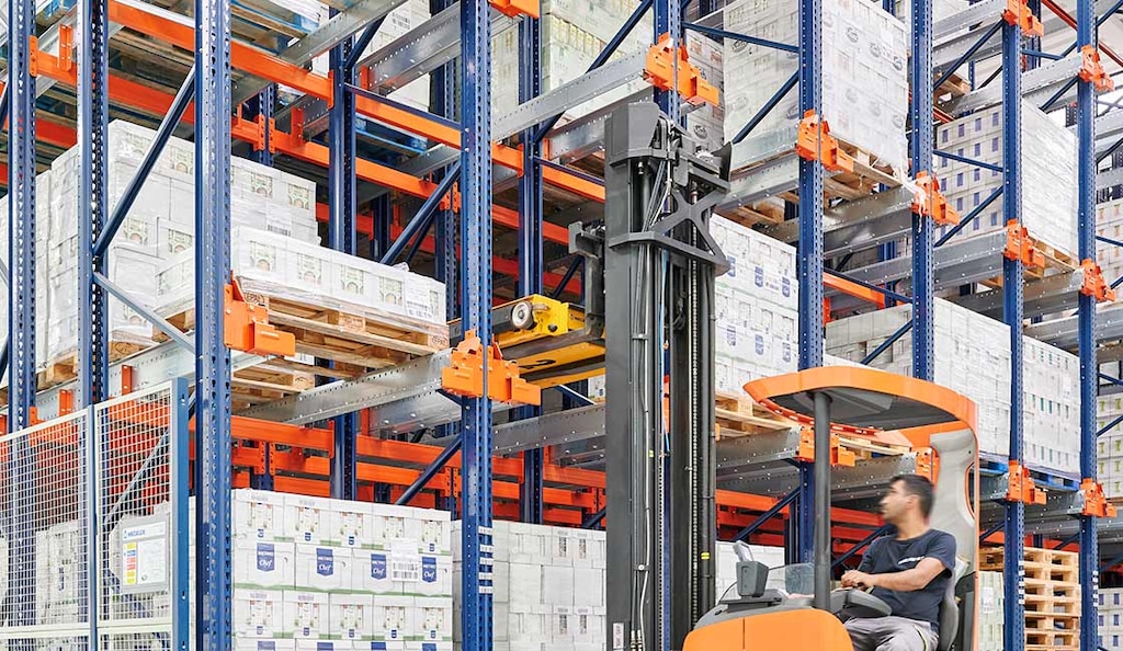 El Pallet Shuttle semiautomático utiliza una lanzadera que deposita y extrae tarimas del interior de los racks