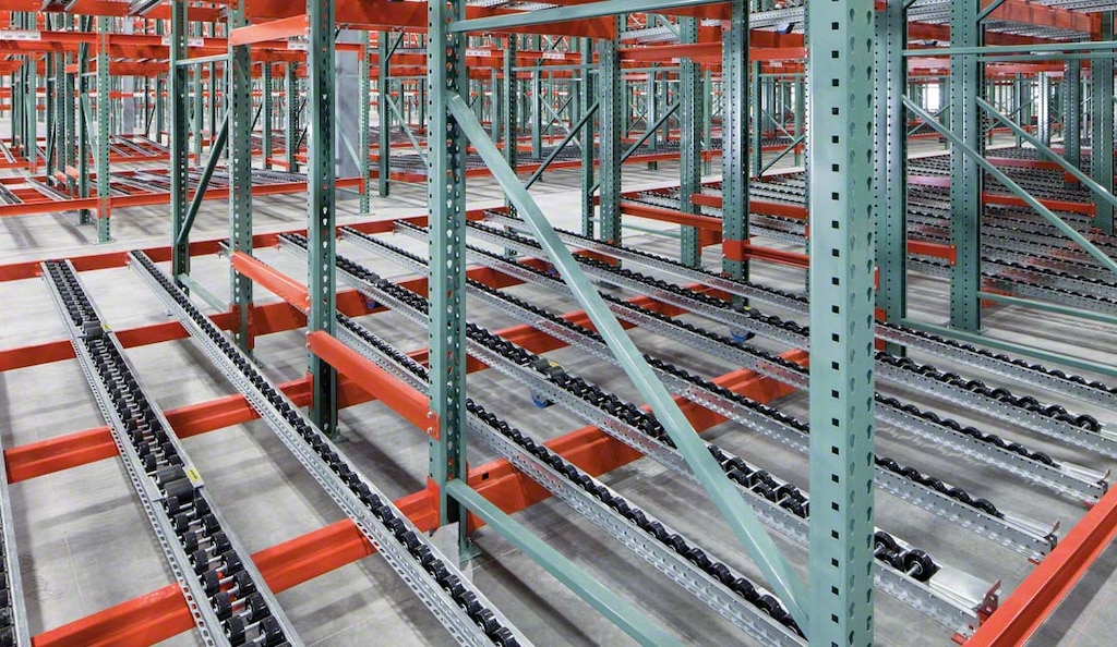 Pet Supermarket stores its perishable goods on pallet flow racks