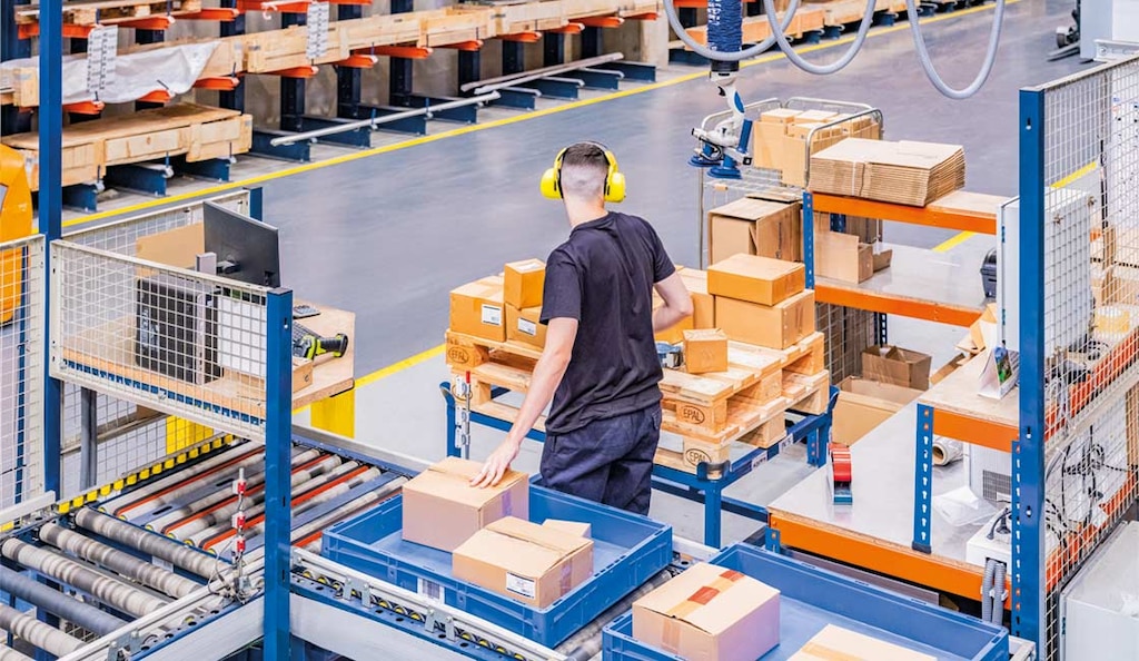 El almacén automatizado miniload reduce los desplazamientos de los operadores y acelera el proceso 'pick-to-pack'