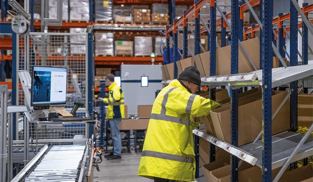 El pick packer es el operador responsable de llevar a cabo el proceso de pick-to-pack en el almacén