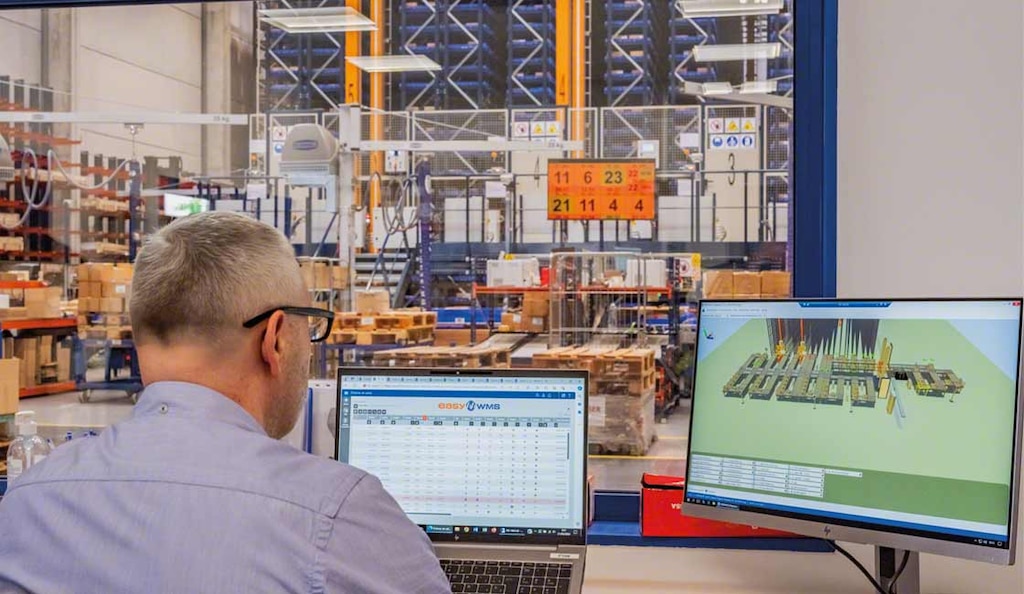 Un WMS permite optimizar la planificación del inventario al coordinar niveles de stock