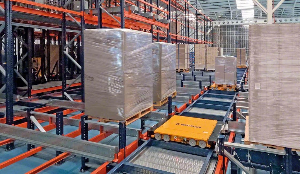 La robótica como servicio puede apoyarse en sistemas como el Pallet Shuttle Automático 3D para automatizar la entrada y salida de tarimas