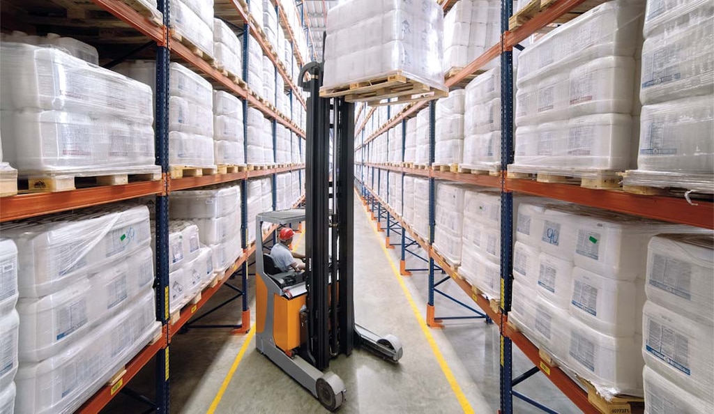 Mantener altos los estándares de seguridad en el uso de montacargas resulta fundamental para evitar incidentes y asegurar el buen desarrollo de las actividades del almacén