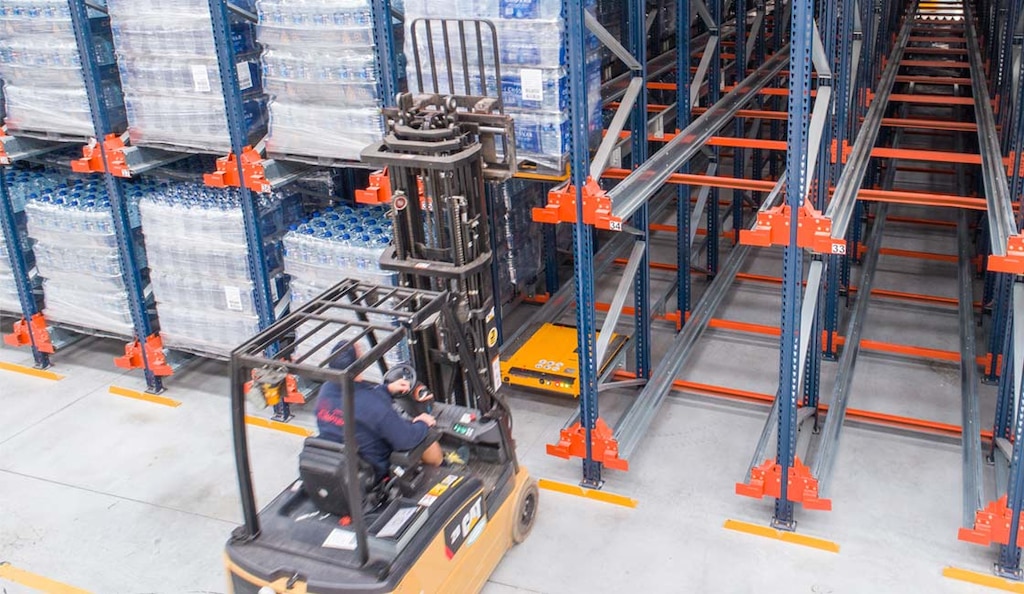 Los montacargas están equipados con un pórtico de seguridad que protege al personal frente a la posible caída de mercancía