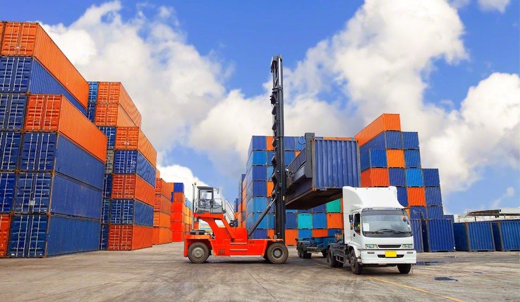 Los camiones de shunting mueven remolques de forma rápida y eficiente dentro de un recinto logístico