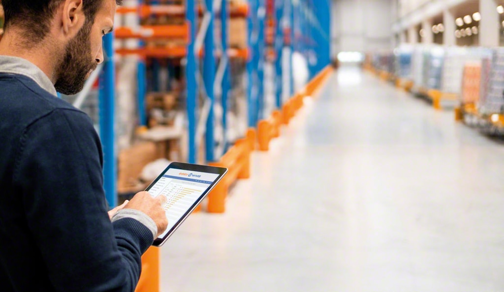 Los operadores utilizan sistemas de gestión de inventarios para garantizar el control del stock