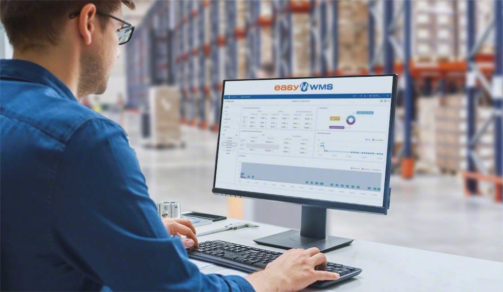 Un software de gestión de almacenes mantiene el inventario actualizado en tiempo real