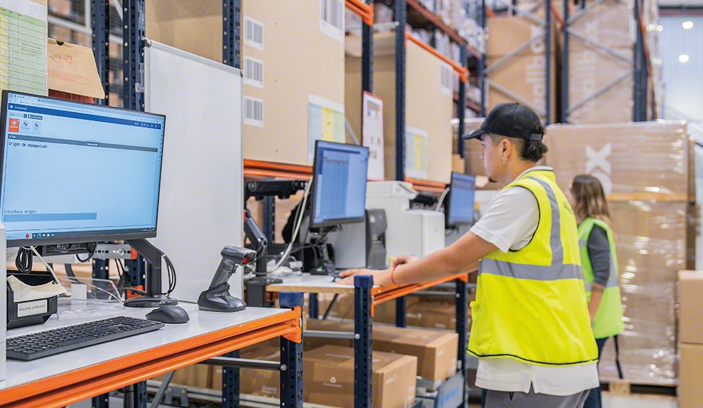 El sistema de gestión de almacenes controla y coordina las operaciones de las instalaciones automatizadas