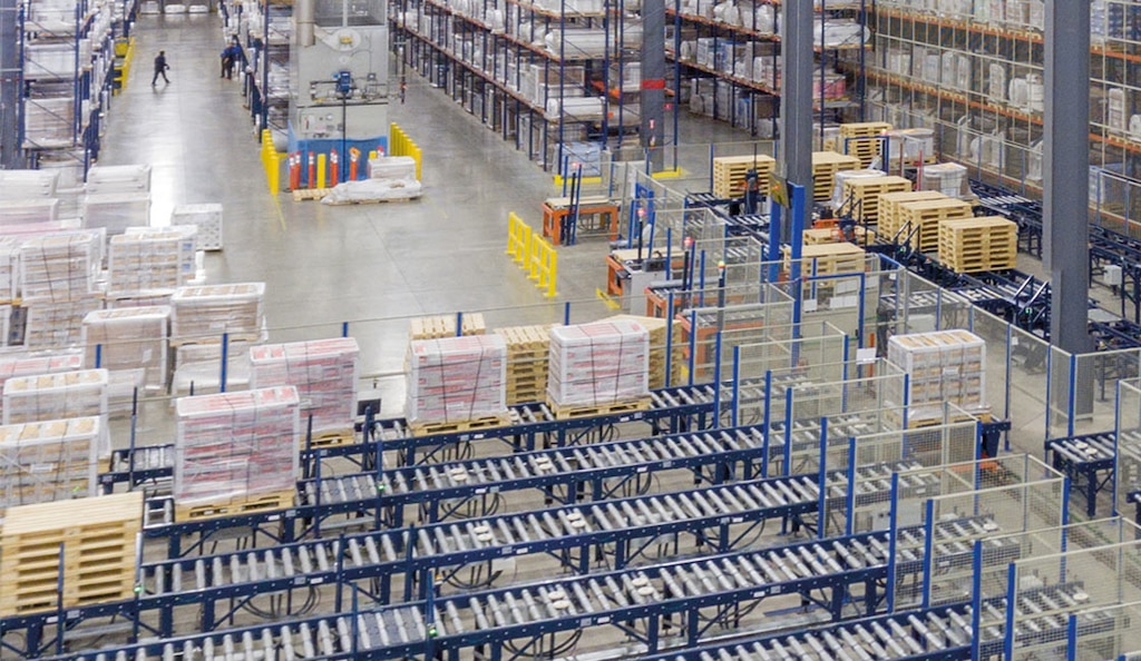 Las tarimas americanas estándar soportan entre 900 y 1,270 kilos (2,000 - 2,800 libras)