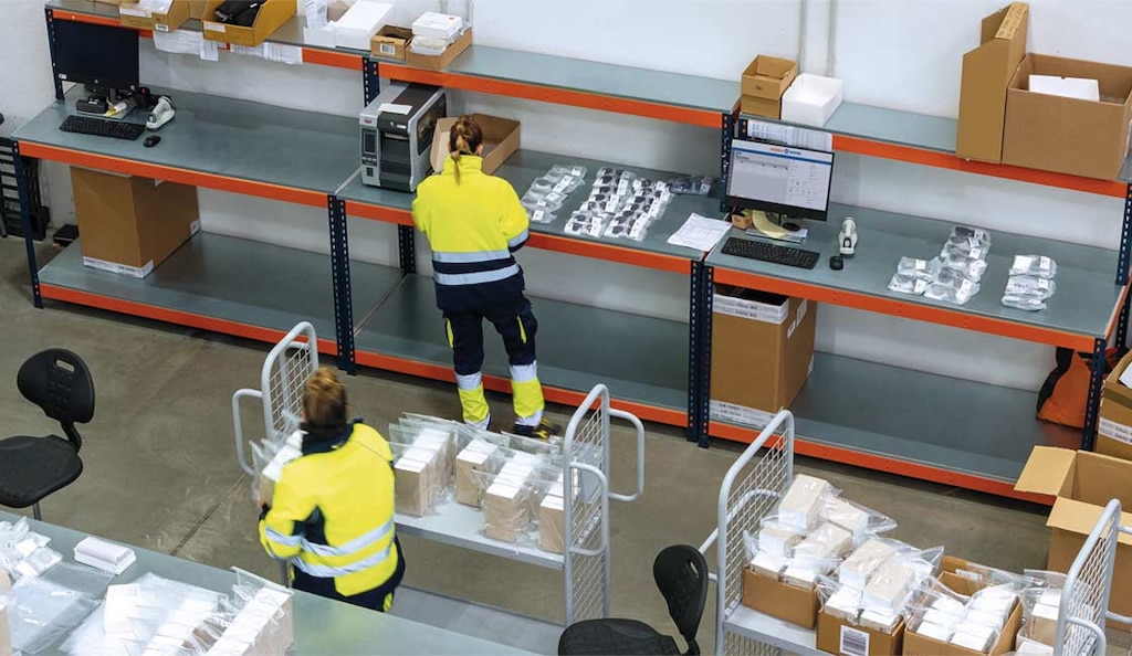 Operador controlando la preparación de pedidos en un almacén para minimizar la pérdida de tiempo de ciclo