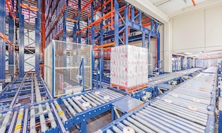 Un sistema de transporte interno es un conjunto de equipos diseñados para mover materiales y mercancías dentro de un almacén o centro de distribución