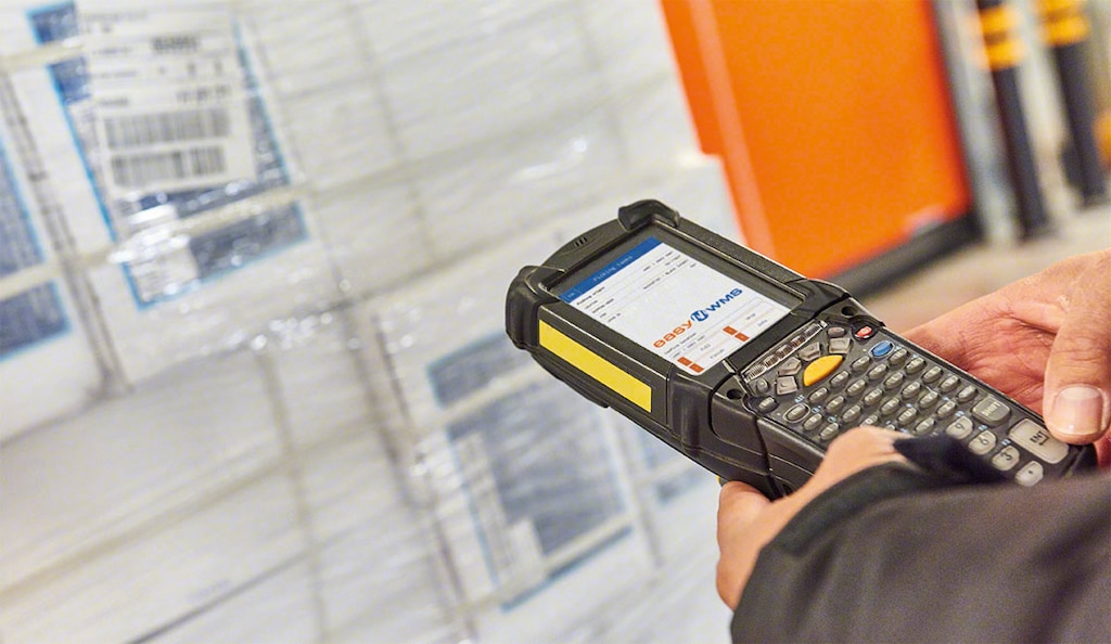 Las etiquetas RFID permiten seguir el inventario en los warehouse tracking systems