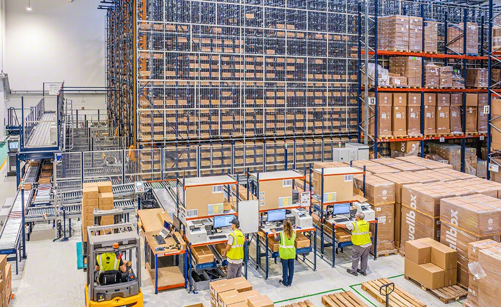 Almacén de componentes de Wallbox con racks de paletización de Mecalux Almacén de componentes de Wallbox con racks de paletización de Mecalux