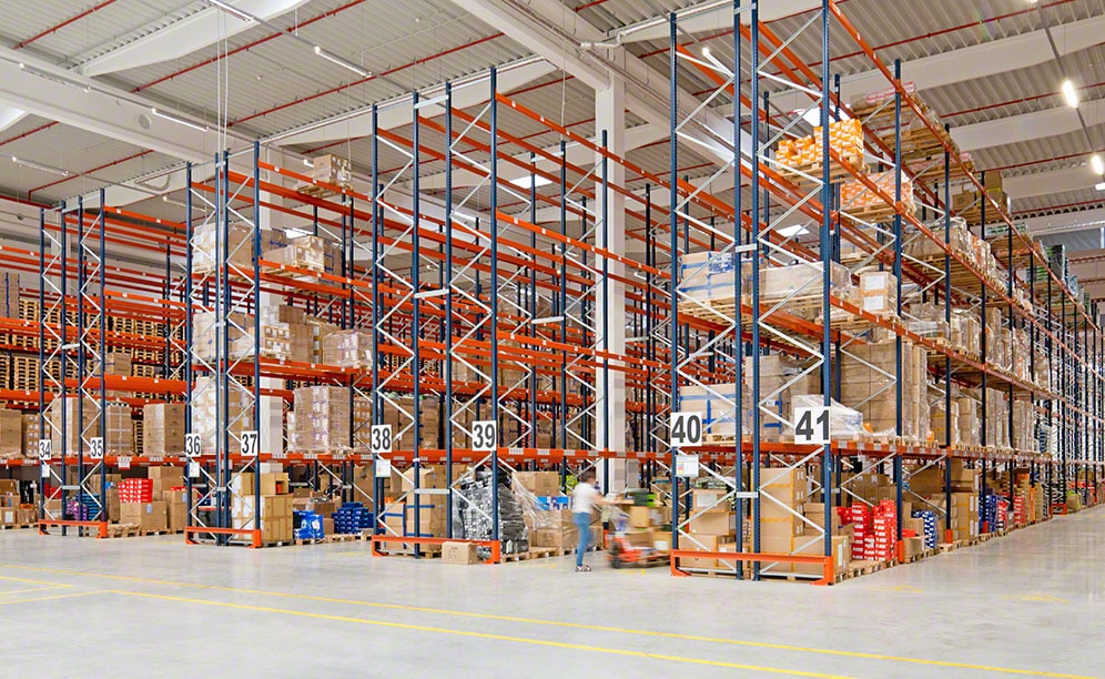 Almacén e-commerce de Sportisimo en Polonia con material deportivo