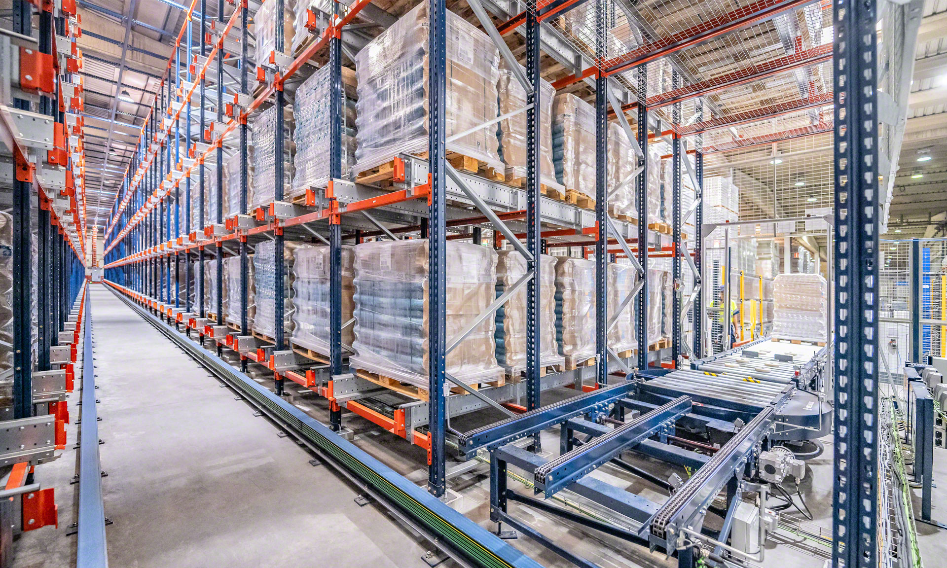 Grupo Envases automatiza su almacén tapas de hojalata procedentes de producción