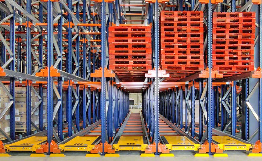 Racks compactos con el sistema Pallet Shuttle semiautomático de Eau Neuve