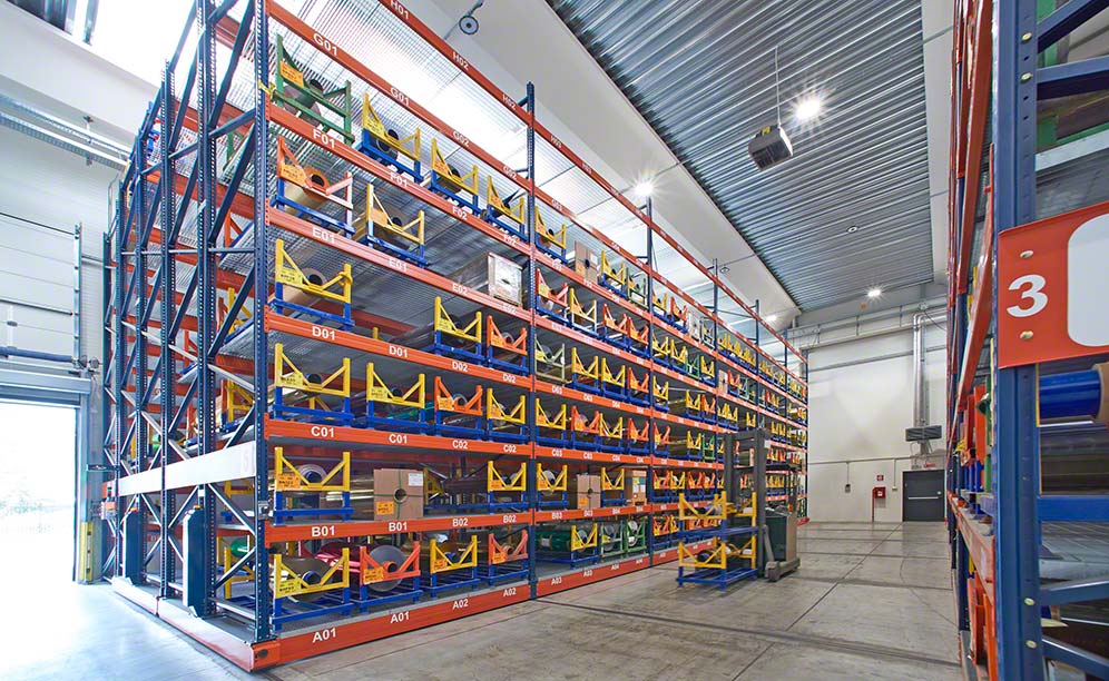 Almacén con bobinas de Luxoro en Parona (Italia)