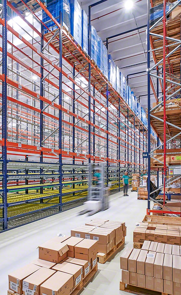 Racks para tarimas con niveles dinámicos de picking de Admenta