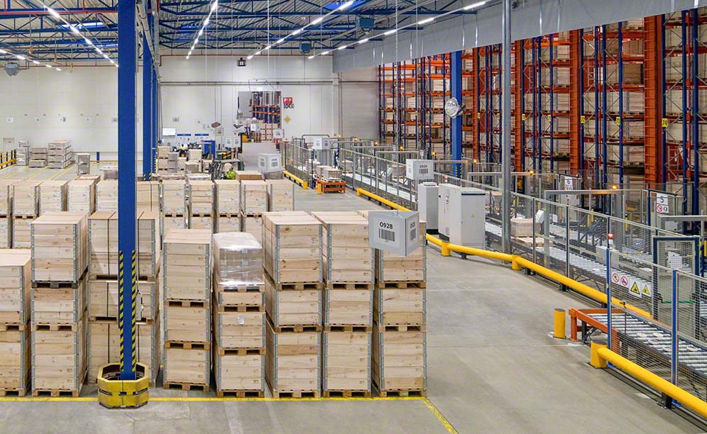 Almacén con transelevadores trilaterales de IKEA Components en Malacky, Eslovaquia