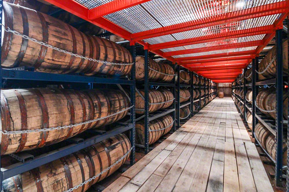 Racks para barricas en el almacén flotante de Ingram Whiskey