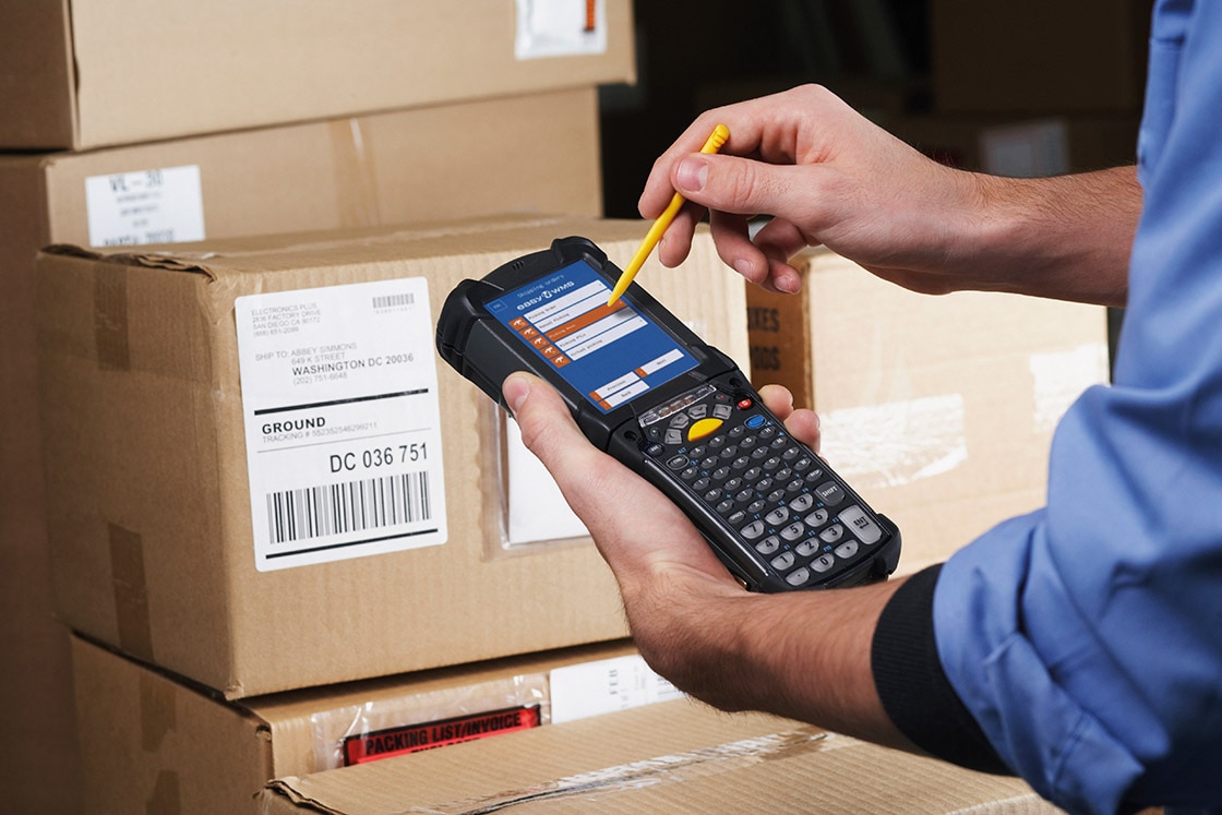 El software Easy WMS organiza el almacenamiento del calzado de Sarkany