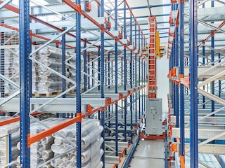 En almacenes automatizados, el APS es el sistema ideal para automatizar la carga y descarga de tarimas