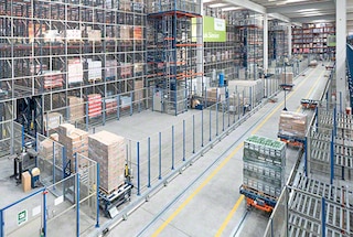 Las electrovías conectan zonas diferentes dentro de un almacén