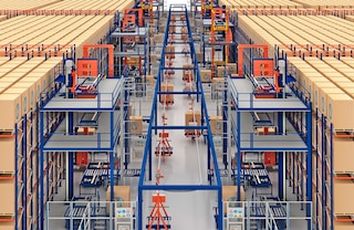 Las electrovías se emplean para el transporte de tarimas desde y hacia diferentes sistemas de almacenamiento automatizado