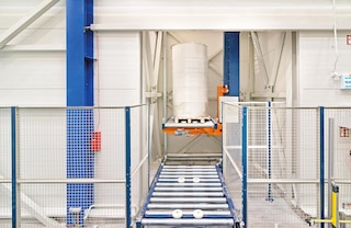 Los transportadores verticales permiten manipular distintos tipos de cargas paletizadas